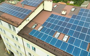 Luftaufnahme von Solarkraftwerk mit blauen Photovoltaik-Paneele n. Rand des Daches des Mehrfamilienhauses Luftaufnahme von Solarkraftwerk mit blauen Photovoltaik-Paneele n. Rand des Daches des Mehrfamilienhauses