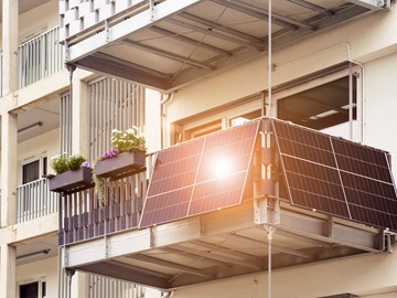 Moderner Solarbalkon mit Sonnenlichtreflexion Moderner Solarbalkon mit Sonnenlichtreflexion