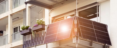 Moderner Solarbalkon mit Sonnenlichtreflexion Moderner Solarbalkon mit Sonnenlichtreflexion