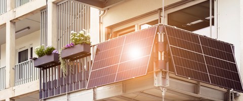 Moderner Solarbalkon mit Sonnenlichtreflexion Moderner Solarbalkon mit Sonnenlichtreflexion