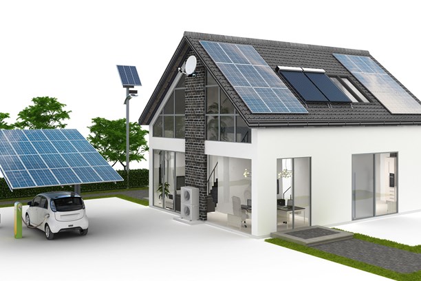 Weißes Haus mit PV und Ladesäule_iStock-1126627224 Weißes Haus mit PV und Ladesäule_iStock-1126627224