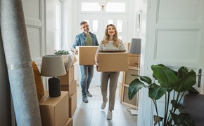 Älteres Paar mit Umzugskartons im neuen Zuhause Älteres Paar mit Umzugskartons im neuen Zuhause