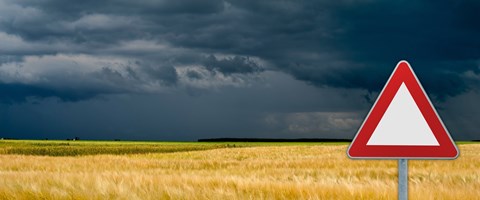 wiese-mit-sturmwolken-und-hinweis-schild-b wiese-mit-sturmwolken-und-hinweis-schild-b