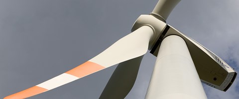Rotor eines Windrads vor grauem Himmel aus Froschperspektive Rotor eines Windrads vor grauem Himmel aus Froschperspektive