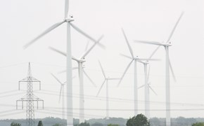 Windräder und Stromleitungen im Hintergrund eines Rapsfeldes Windräder und Stromleitungen im Hintergrund eines Rapsfeldes