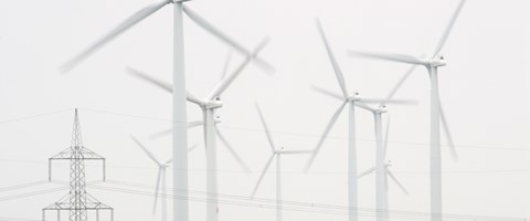 Windräder und Stromleitungen im Hintergrund eines Rapsfeldes Windräder und Stromleitungen im Hintergrund eines Rapsfeldes
