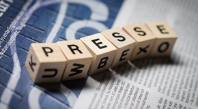 Sechs Holzwürfel auf einer Zeitung bilden das Wort „Presse Sechs Holzwürfel auf einer Zeitung bilden das Wort „Presse