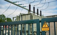 Zaun mit Warnschild vor Hochspannung an einem Umspannwerk Zaun mit Warnschild vor Hochspannung an einem Umspannwerk